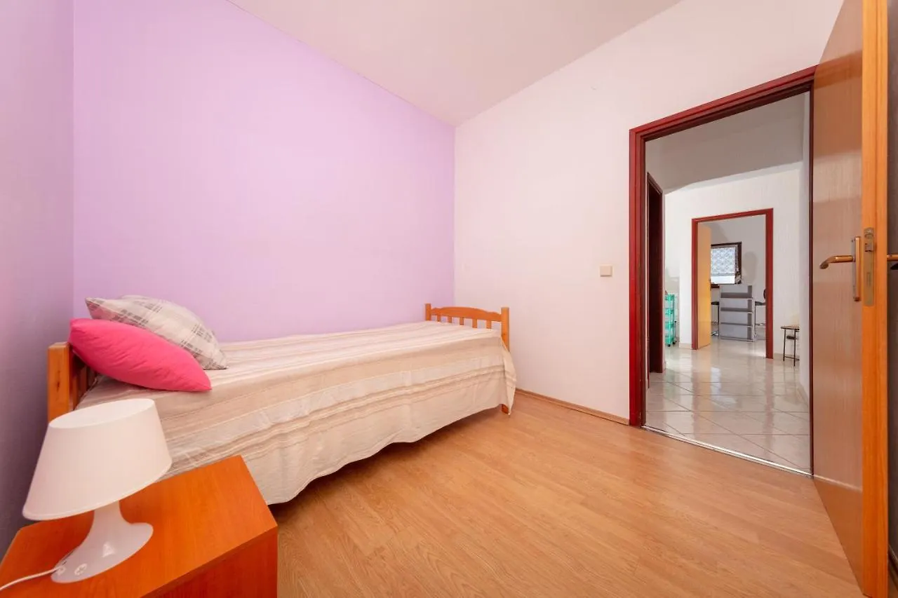 Villa Lili 0*, Pula